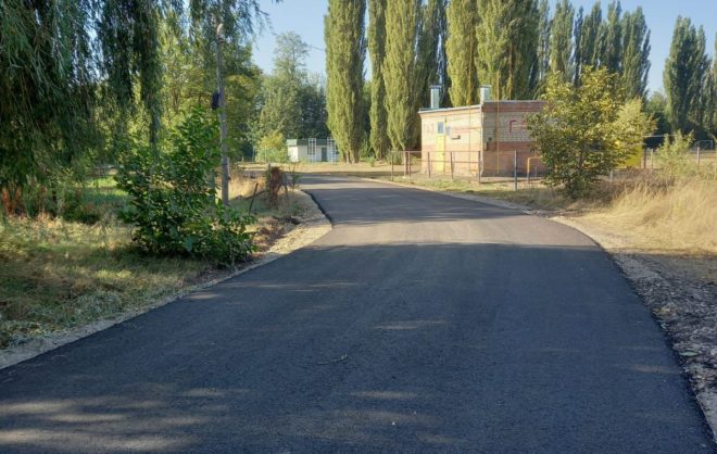 Дороги к двум школам обновили в Кировском округе