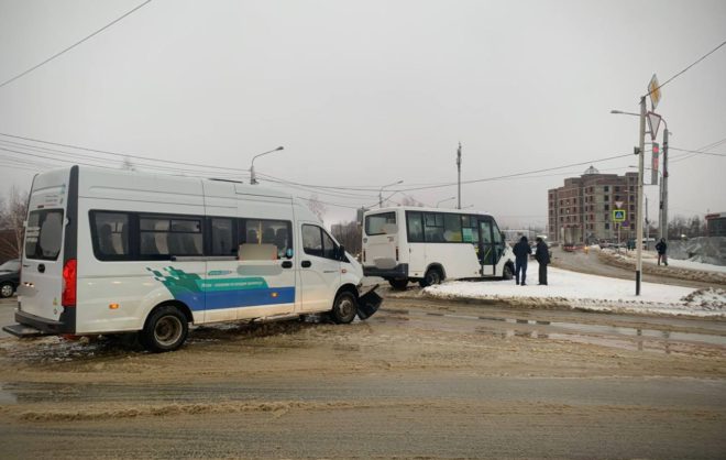 Две маршрутки столкнулись на перекрёстке в Ставрополе