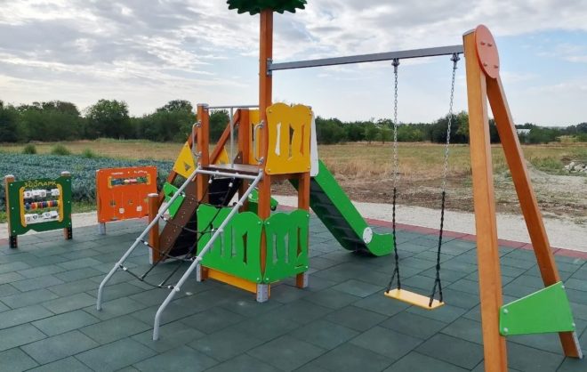 Новую детскую площадку с горками установили в Изобильненском округе