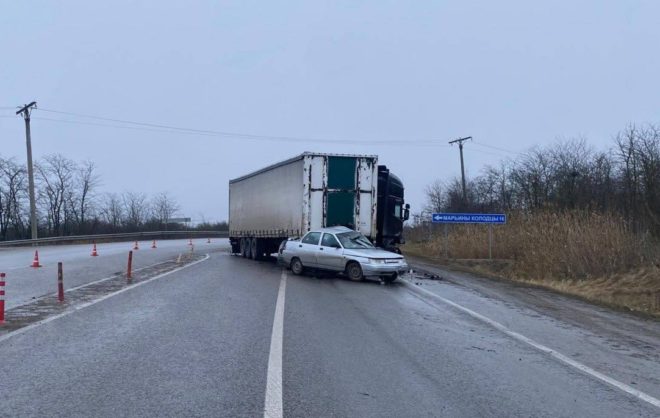Два человека пострадали в ДТП в грузовиком в Минераловодском округе
