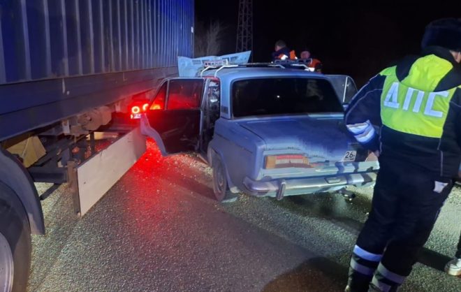 Водитель легкового автомобиля попал в больницу после ДТП с грузовиком в Минводах