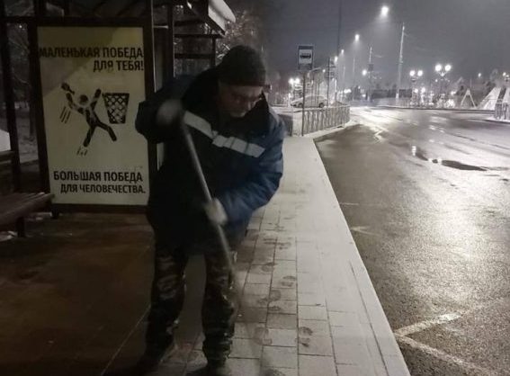 Коммунальщики в Невинномысске обработали опасные участки дорог соляной смесью