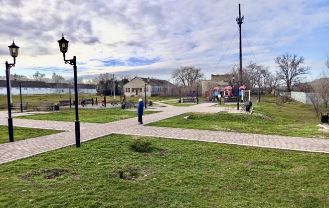 В селе Петровского округа благоустроили территорию Дома культуры