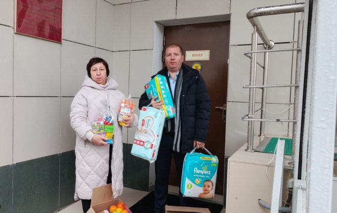 Порядка сотни детей из Ленинского района Ставрополя получили подарки