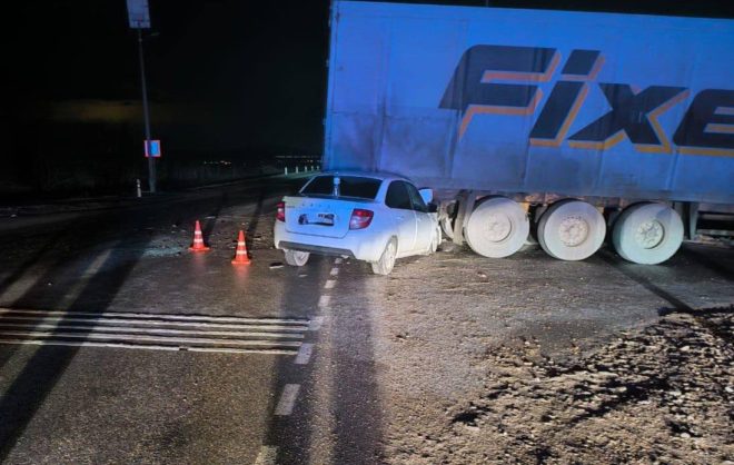 В ДТП с грузовиком в Минераловодском округе пострадали 2 человека