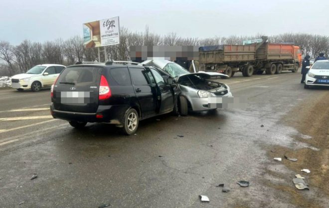 Два человека пострадали при встречном столкновении авто в Шпаковском округе