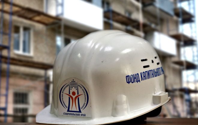 Крышу в Арзгире не могут отремонтировать из-за поселения голубей