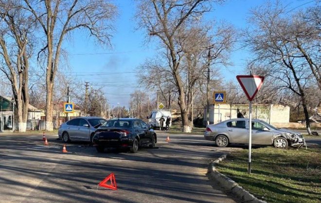 Два человека получили травмы при ДТП с 3 автомобилями в Апанасенковском округе