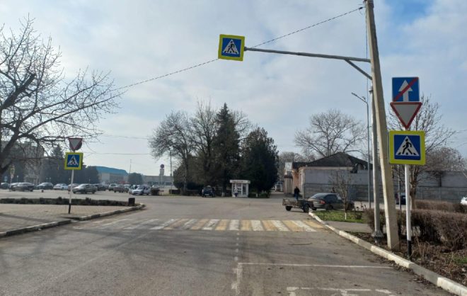 Семь дорожных знаков обновили на пешеходных переходах в Советском округе