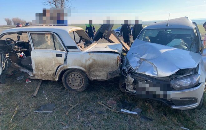 Два человека попали в больницу после ДТП с полуприцепом в Грачёвском округе