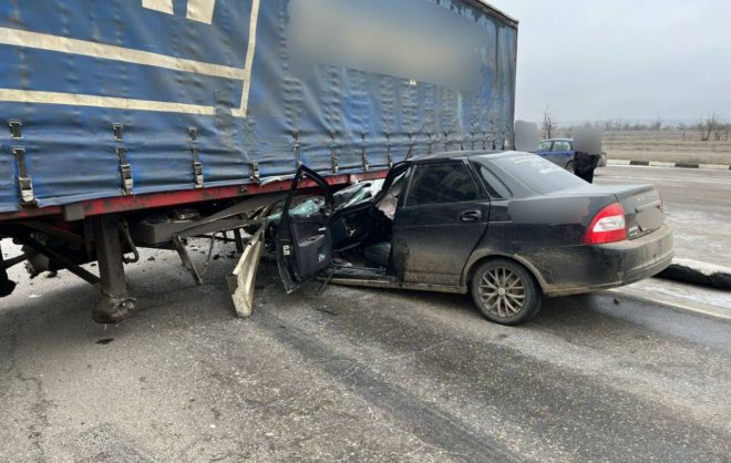 Три человека попали в больницу после ДТП с грузовиком в Арзгирском округе