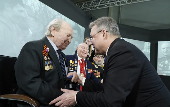 Губернатор Ставрополья вручил ветеранам юбилейные медали к 80-летию Победы