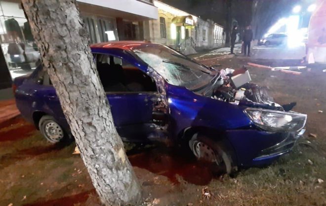 Два человека пострадали в ДТП с деревом в Пятигорске