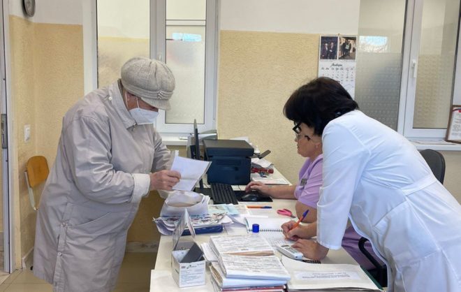 Выездная бригада врачей осмотрела 60 пациентов в селе Изобильненского округа