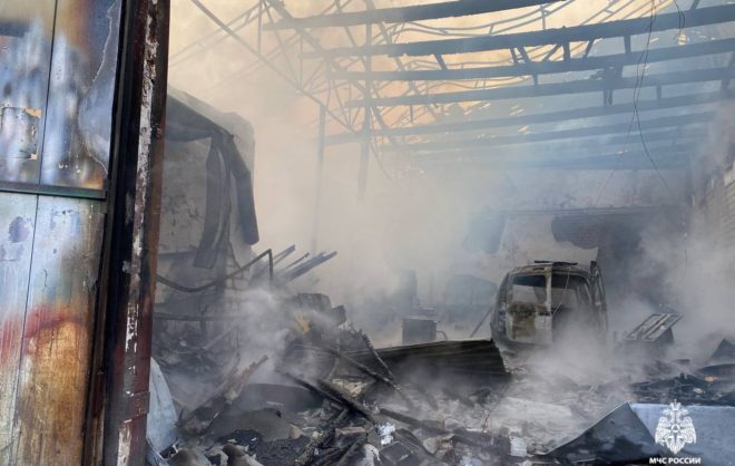 Пожар на складе в Невинномысске тушат более 25 человек 