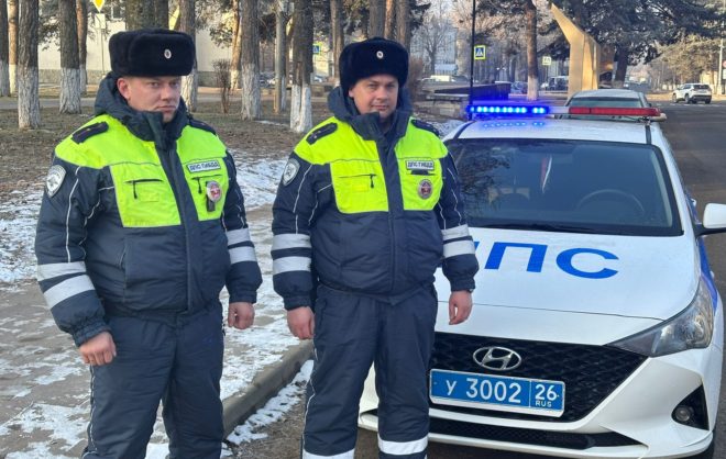 Автоинспекторы спасли многодетную семью из огня в Лермонтове