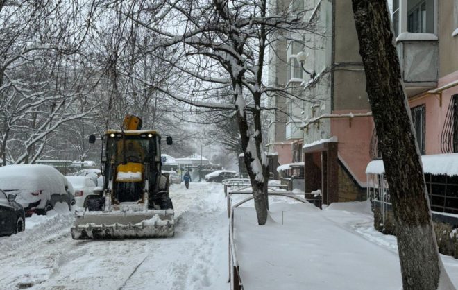 В Ставрополе задействовали около 90 единиц коммунальной техники в уборке снега