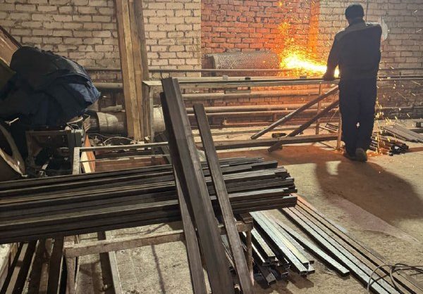 Подрядчик изготавливает ограждения для кладбища в селе Изобильненского округа