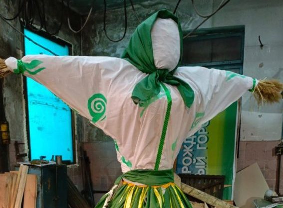Куклу для Масленицы в Железноводске нарядили в брендированное платье