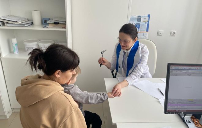 Врачи краевой детской больницы осмотрели пациентов в Александровском округе