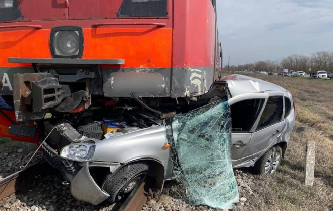 Водитель погиб в ДТП под поездом в Советском округе