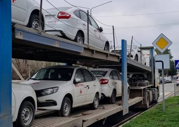 Больница в Курском округе получила 13 санитарных автомобилей
