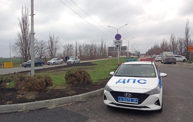 Проверку таксистов провели автоинспекторы в аэропорту Ставрополя