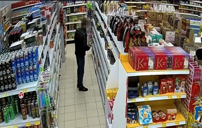 Мужчина 7 раз воровал в сетевых магазинах Андроповского округа кофе и энергетики