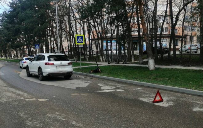 Подросток на электросамокате врезался в стоящую иномарку в Пятигорске