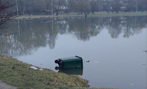 Вандалы перевернули мусорные баки в городское озеро в Ессентуках