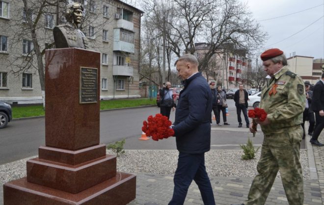 Памятник лётчику Петру Однобокову открыли в сквере в Георгиевске