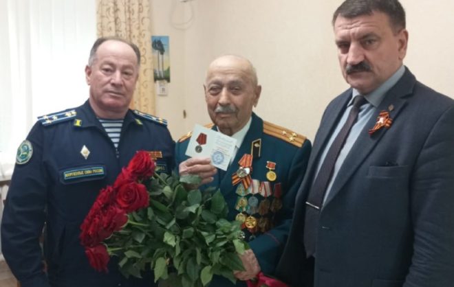 Военком Изобильненского округа вручил ветерану ВОВ юбилейную медаль