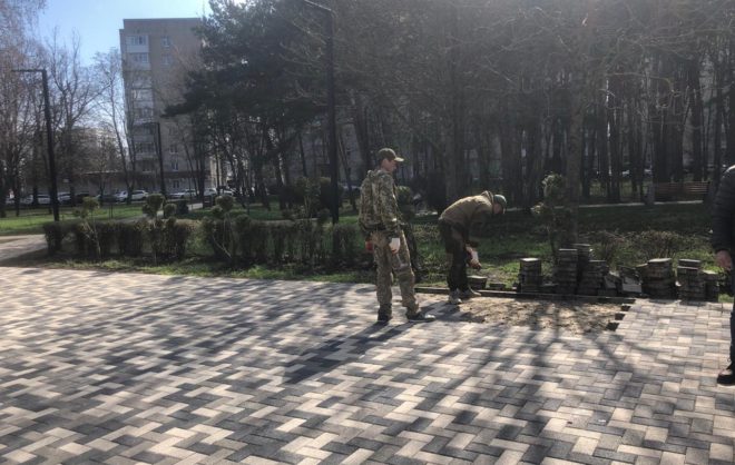 Панно «Поколения победителей» начали устанавливать в Ставрополе