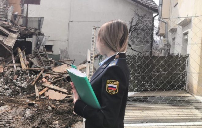 Незаконно возведённый гараж снесли в Ставрополе с помощью приставов