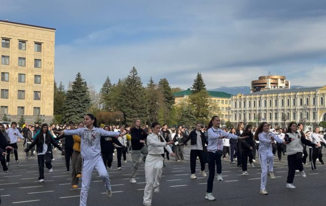 Тысяча школьников приняли участие в общегородской зарядке в центре Ставрополя