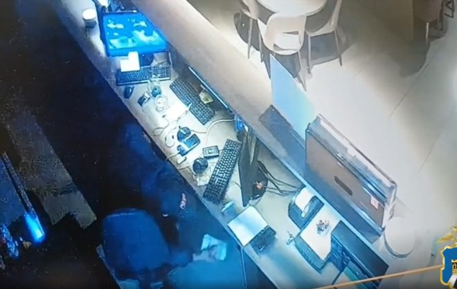 Мужчина в Пятигорске обворовал букмекерскую контору на 100 тысяч рублей