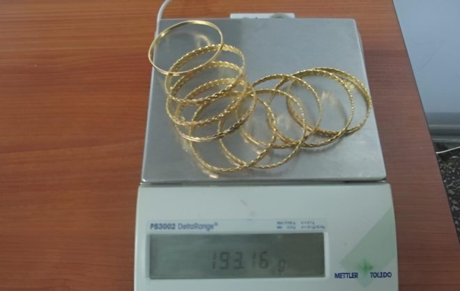 Женщину с 9 золотыми браслетами задержали в аэропорту Ставрополя