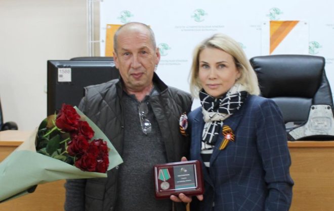 Сотрудника краевой больницы в Ставрополе наградали медалью «За помощь фронту»