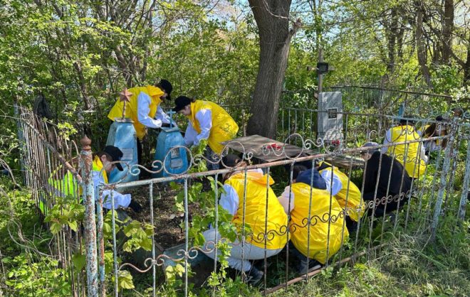 Уборкой на воинских захоронениях занимаются волонтёры в Кочубеевском округе
