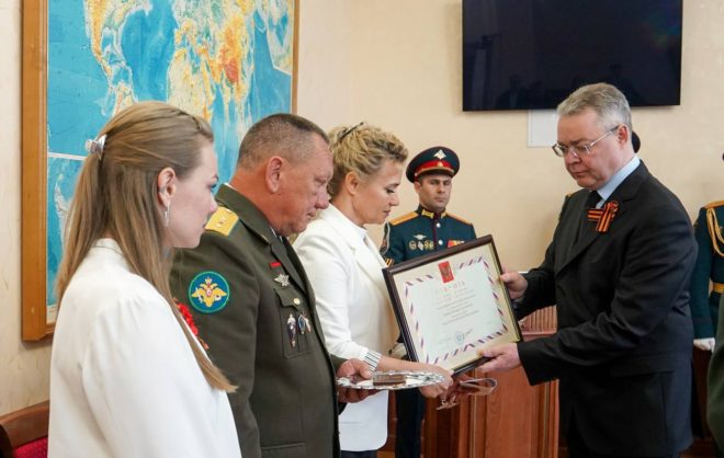 Губернатор Ставрополья вручил звезду Героя России родным участника СВО