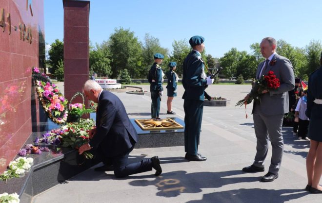 Колонна Бессмертного полка прошла к мемориалу Вечной Славы в селе Новоселицком