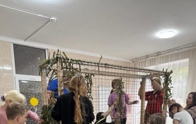 Воспитанники детдома в Кисловодске плетут маскировочные сети для бойцов СВО