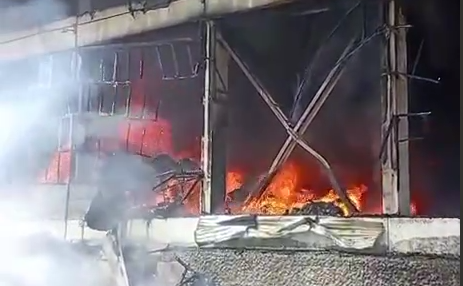 Пожар на складе вторичной переработки тушат в промзоне Пятигорска