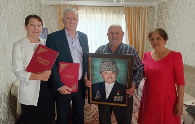 С 90-летием поздравили местного жителя в Туркменском округе