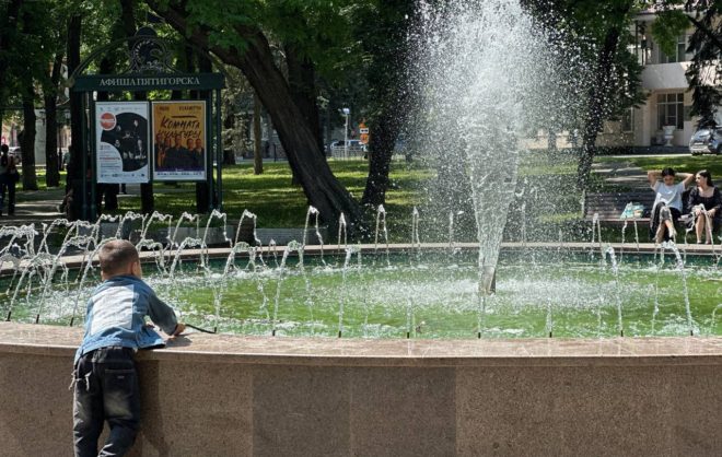 Пострадавшую от вандалов детскую площадку восстановили в Пятигорске