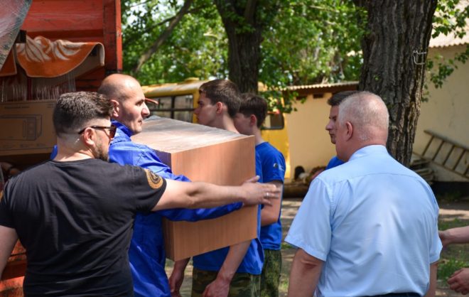 Бытовую технику и детские площадки доставили в Антрацит из Кисловодска
