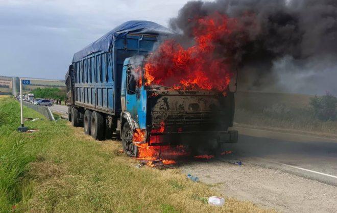 Загоревшийся грузовик потушили на дороге в Александровском округе