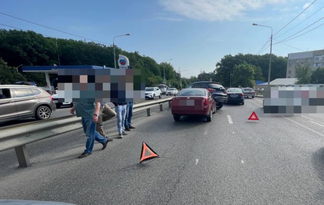 Четыре автомобиля столкнулись на дороге в Ставрополе