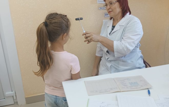 В станице Изобильненского округа выездная бригада осмотрела детей