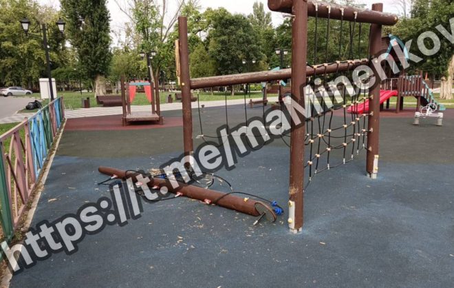 Вандалы сломали детскую площадку в Невинномысске
